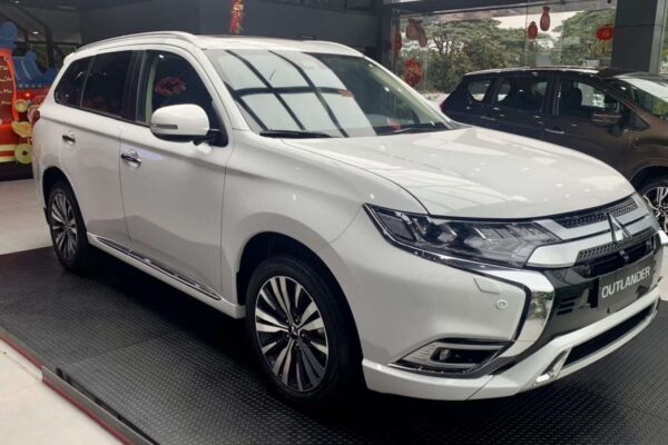 Xe 7 chỗ Mitsubishi Outlander 2.0 CVT với thiết kế nổi bật đem lại sự sang trọng cho người sở hữu