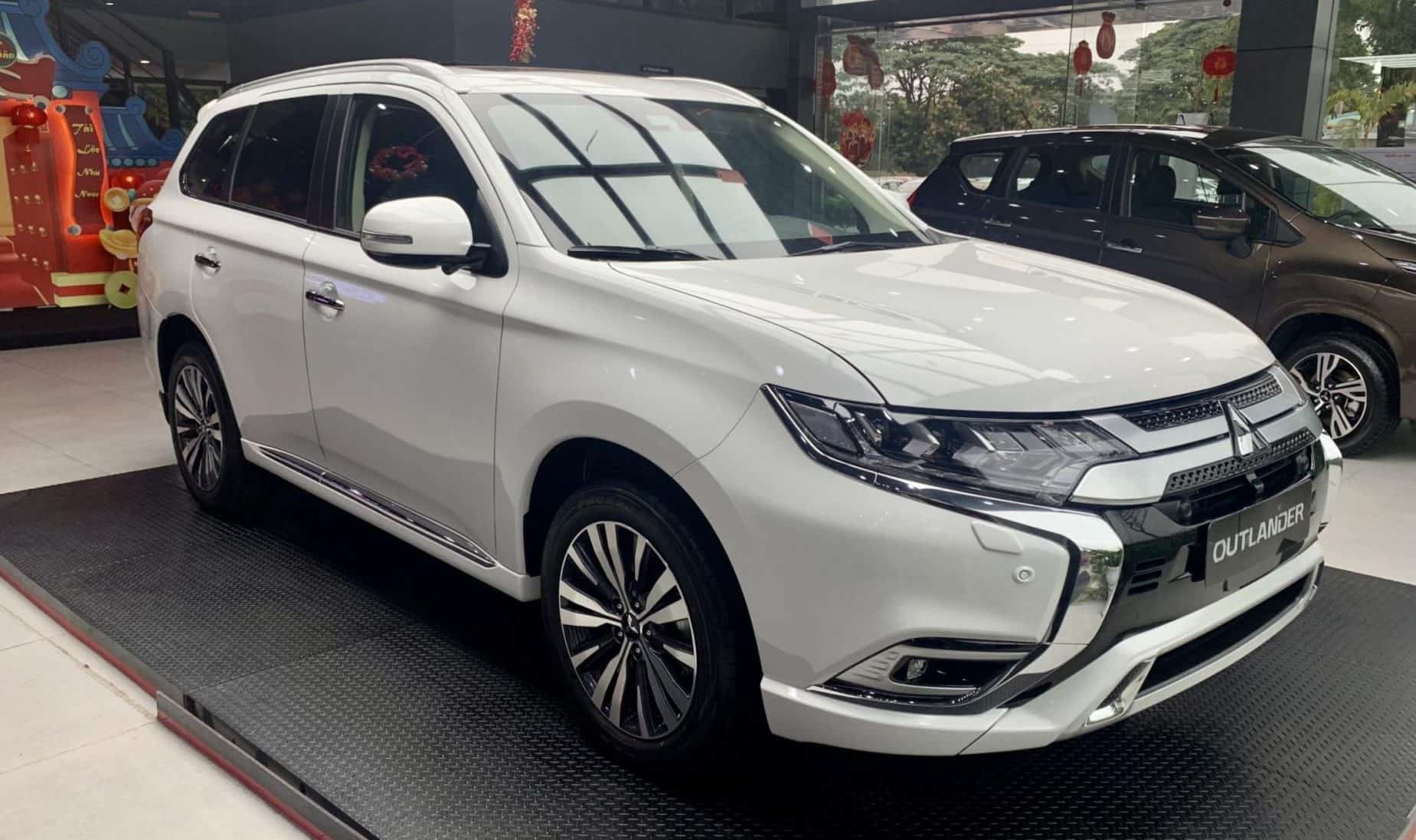Xe 7 chỗ Mitsubishi Outlander 2.0 CVT với thiết kế nổi bật đem lại sự sang trọng cho người sở hữu